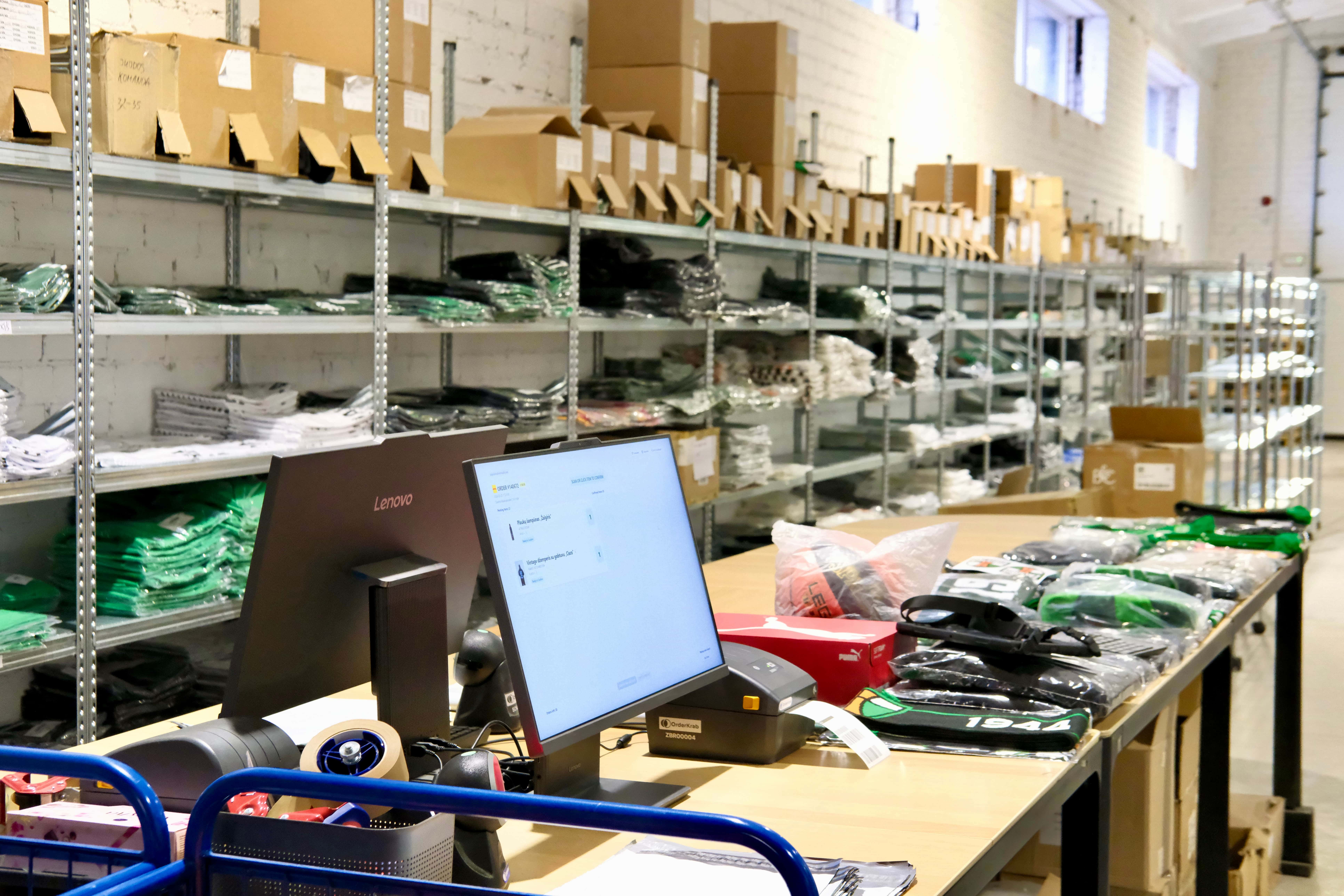 Packing desk with Žalgiris Shop shipment materials